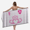 Vintage Claddagh und Irland Strandtuch in Weiß mit Pink